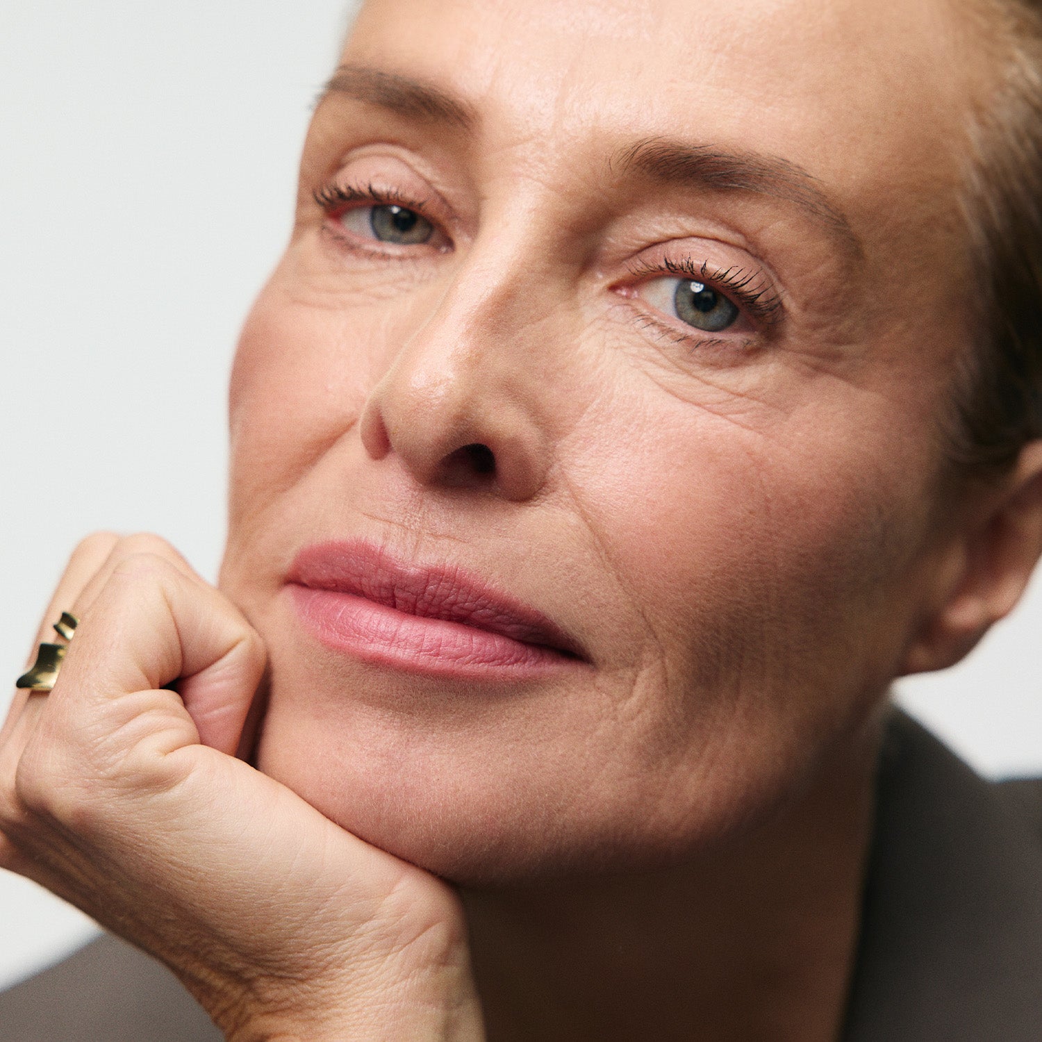 Master || Frederique is wearing Andie.
