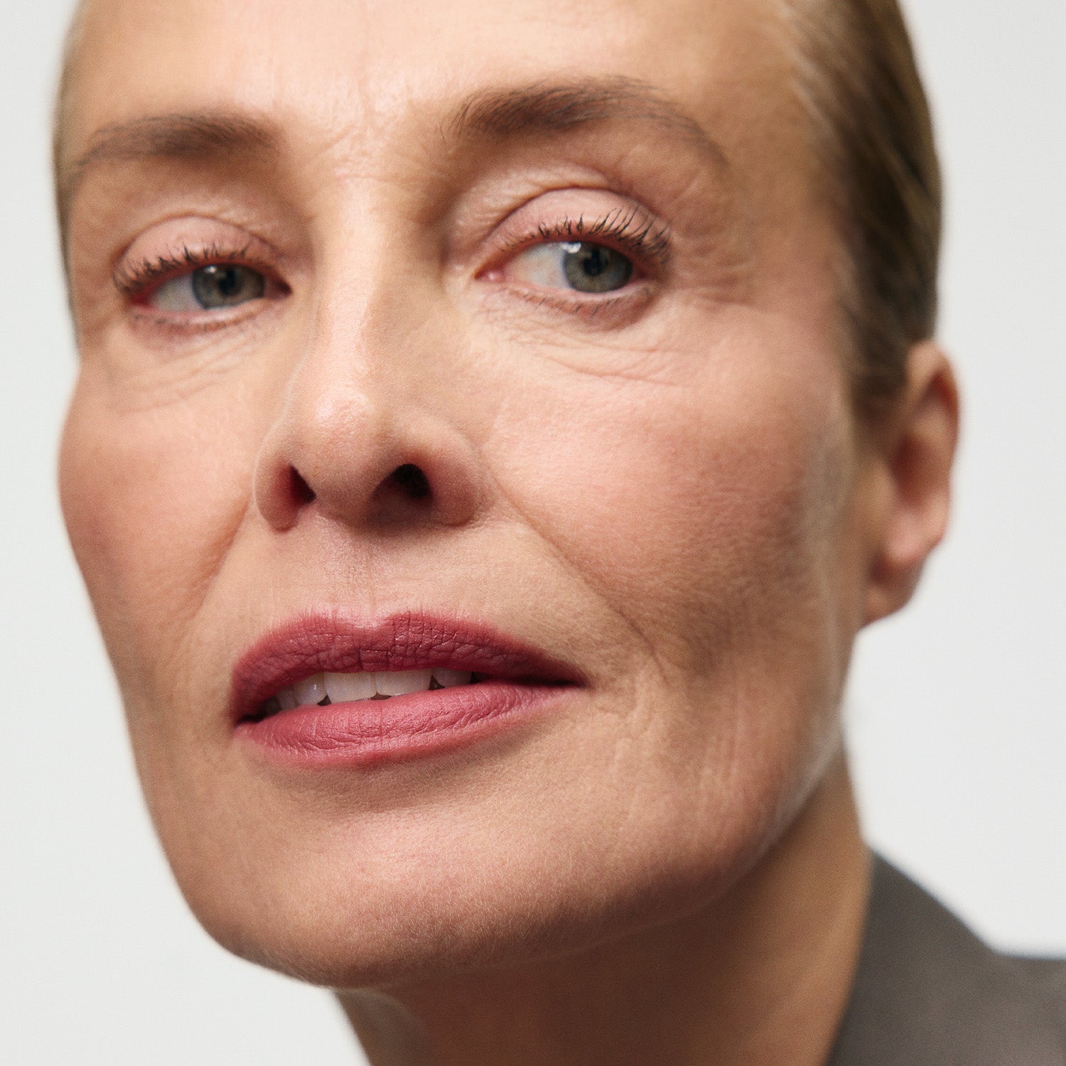 Master || Frederique is wearing Archival.