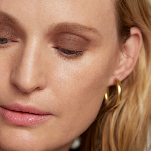 Brun | face::light |   Model is wearing Solo Shadow in Shade Brun.