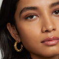Brun | face::medium | Model is wearing Solo Shadow in Shade Brun.