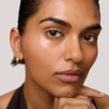 La modella indossa Great Skin Serum.