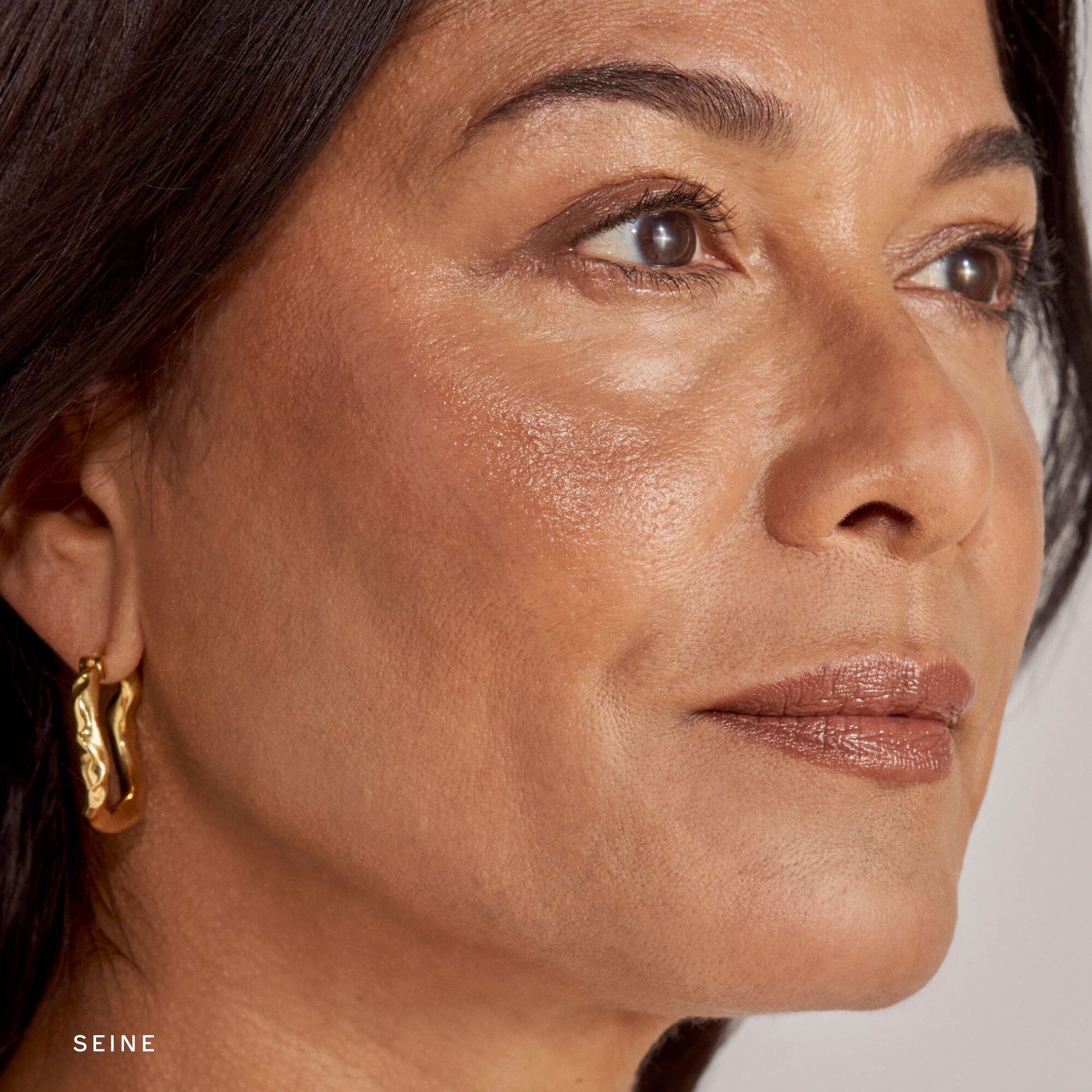 Master || Image of Seine Bronze Balm on Model 