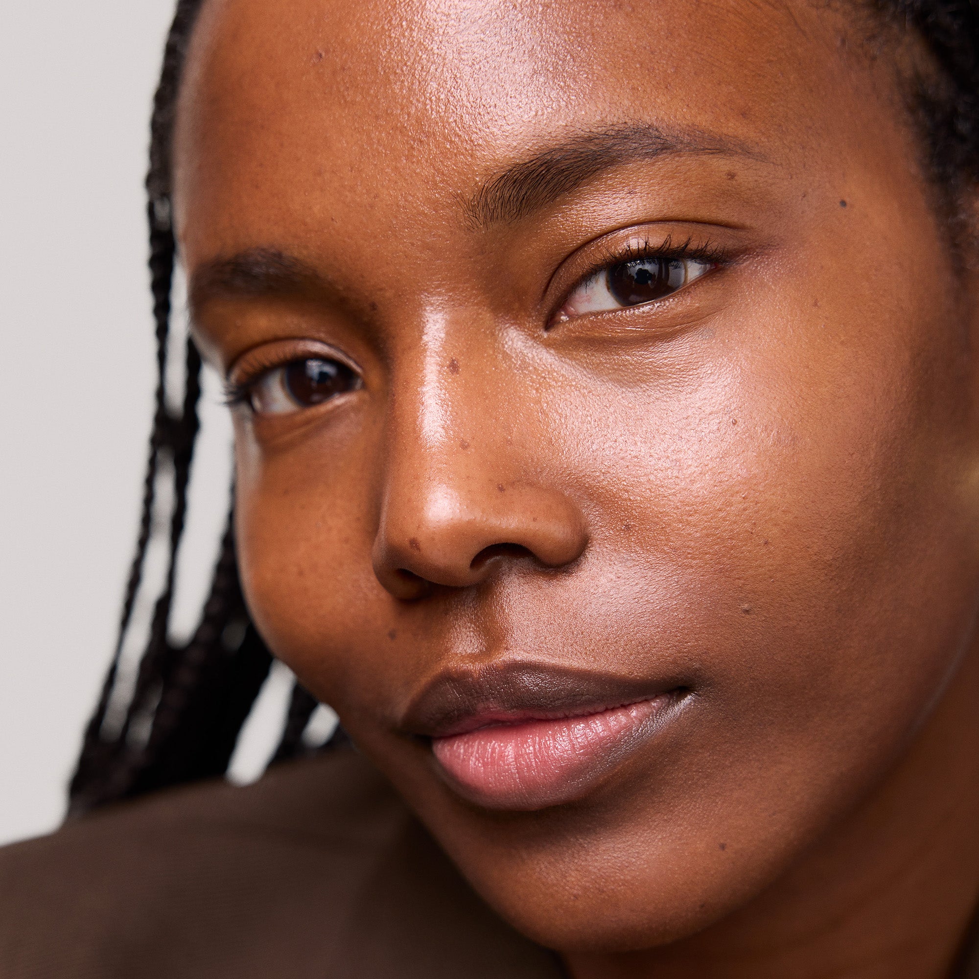Master || Close-up of a woman's face with wearing the Uniform in Shade 8