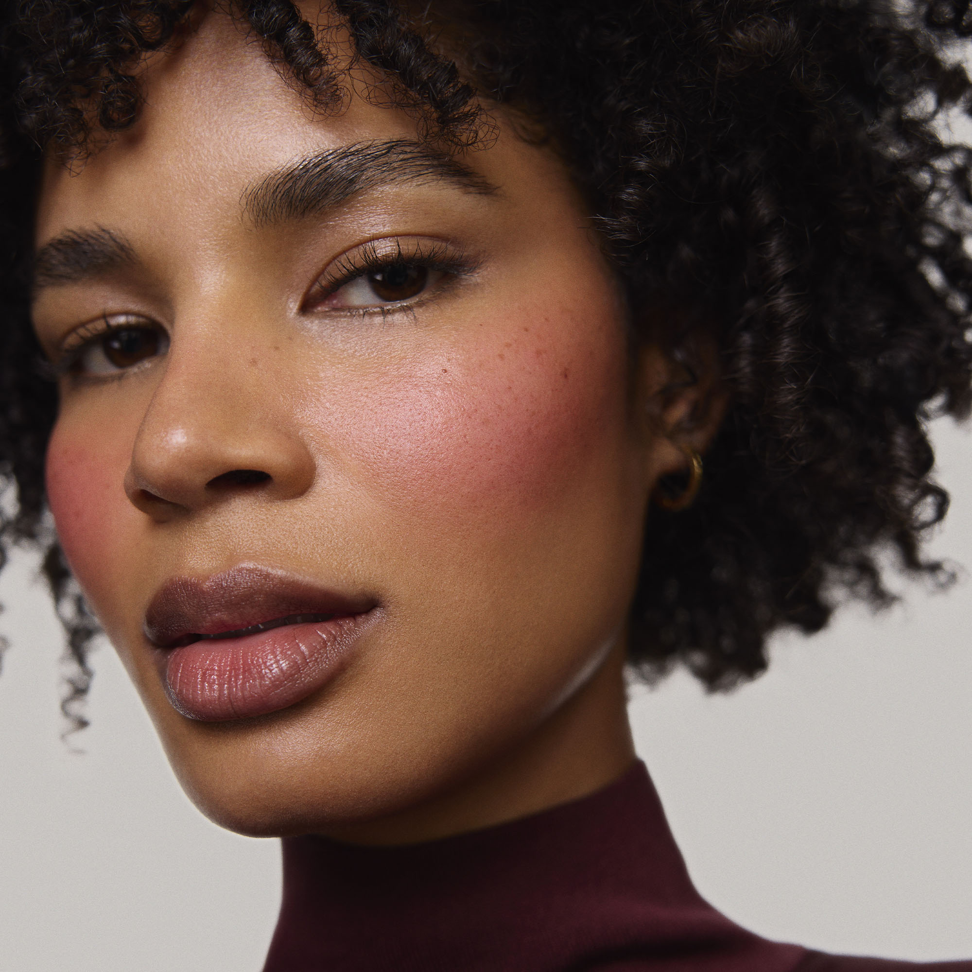 Après | face::deep | Model is wearing Flush Balm in shade Après.