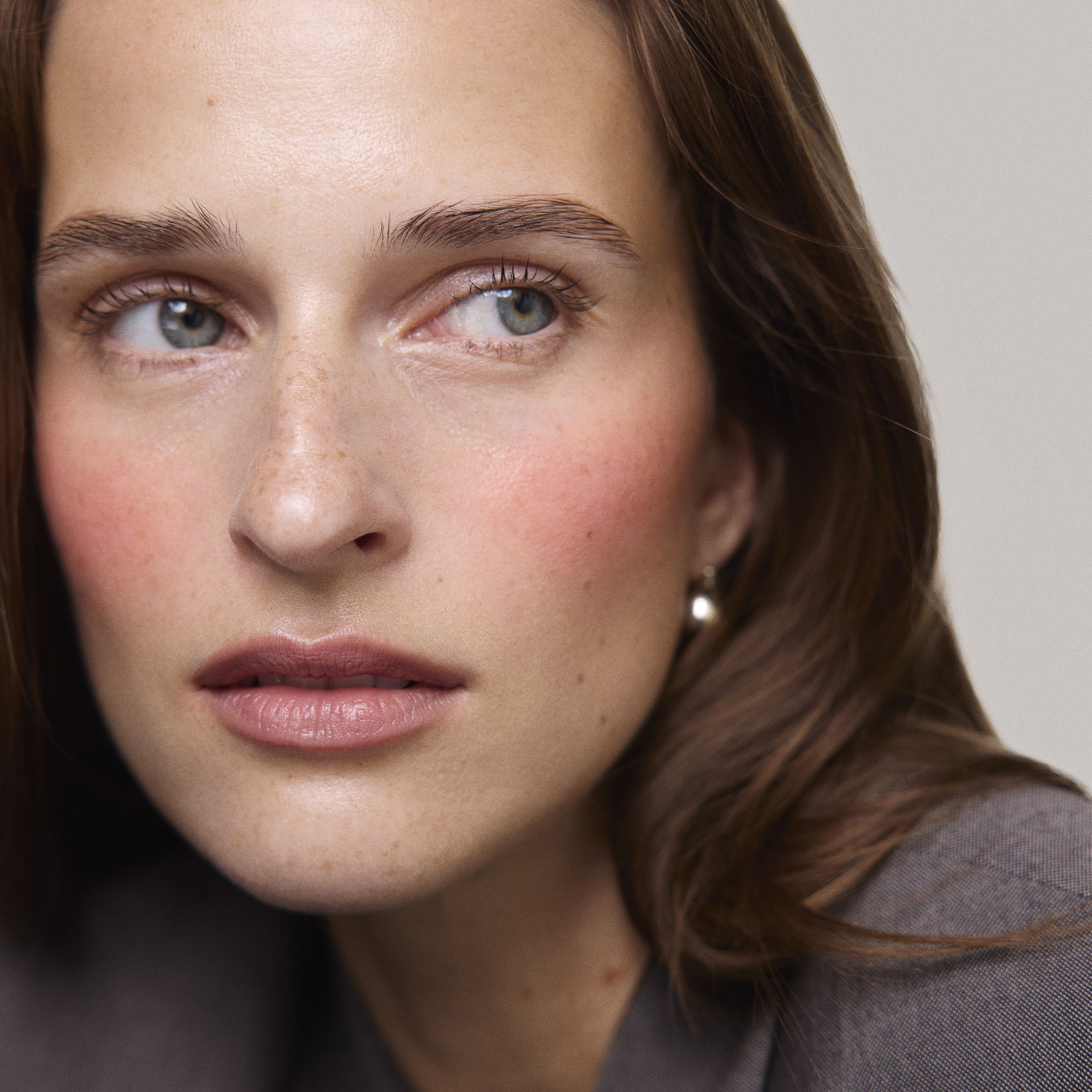 Master || Model is wearing Flush Balm in shade Lustiano.