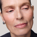 Master || Sylke is wearing Solo Shadow Sheen in Glacé.