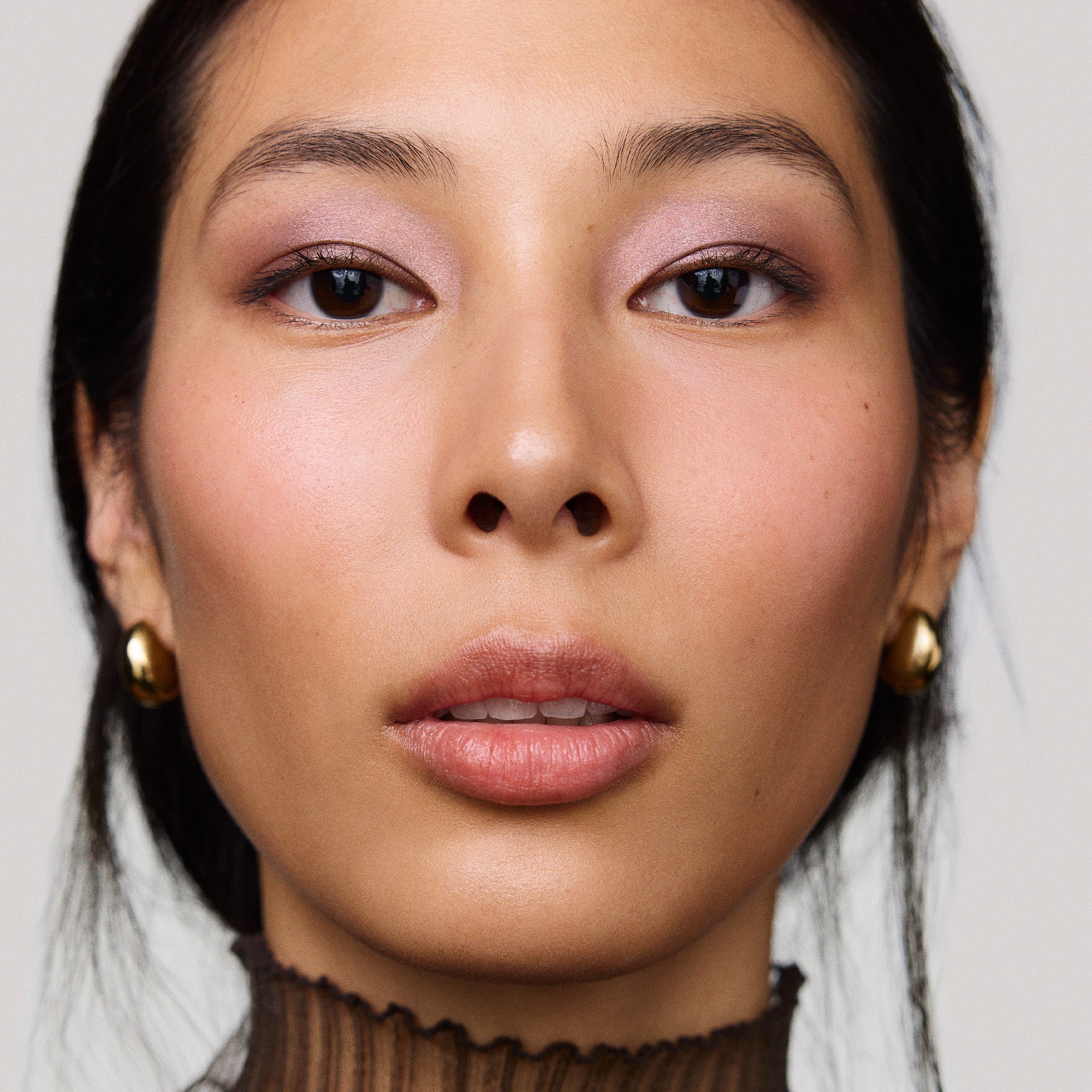 Master || Milano is wearing Solo Shadow Sheen in Iris.