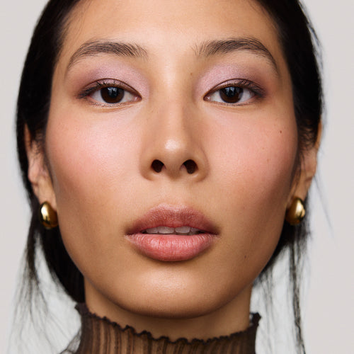 Master || Milano is wearing Solo Shadow Sheen in Iris.