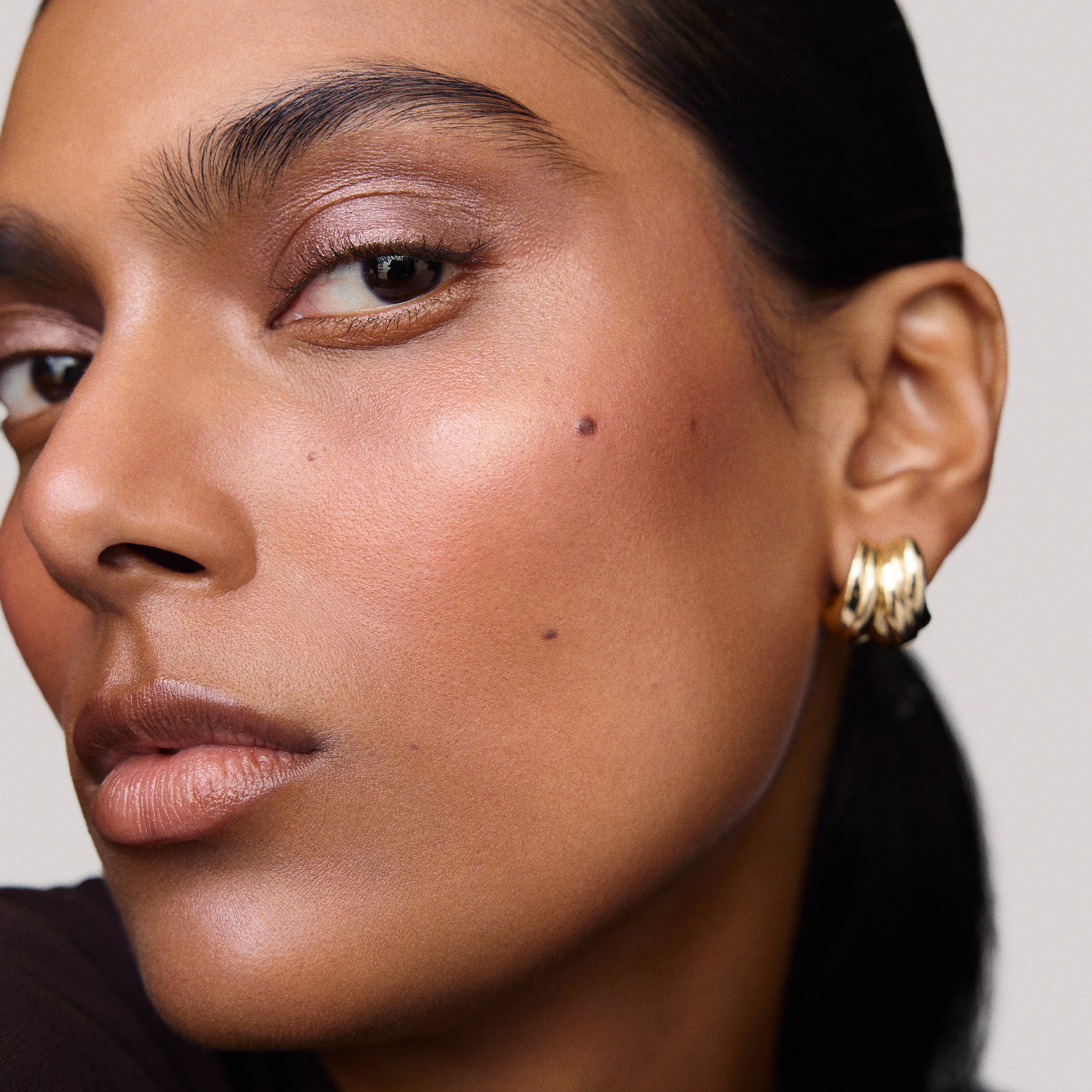 Master || Nicole is wearing Solo Shadow Sheen in Iris