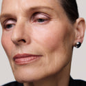 Master || Sylke is wearing Solo Shadow Sheen in Iris.
