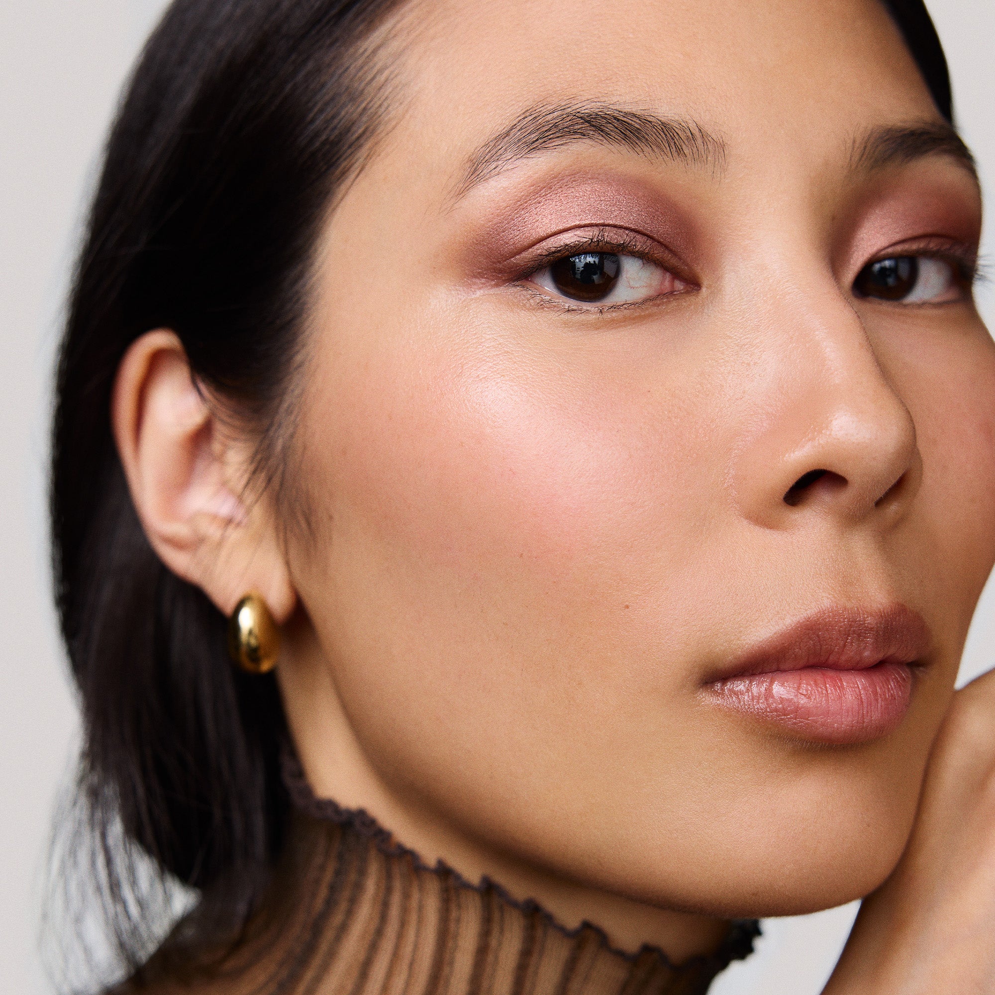 Master || Milano is wearing Solo Shadow Sheen in Matchbook.