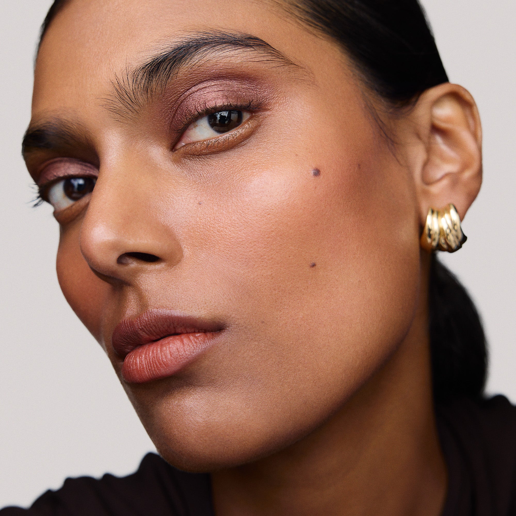 Master || Nicole is wearing Solo Shadow Sheen in Matchbook.
