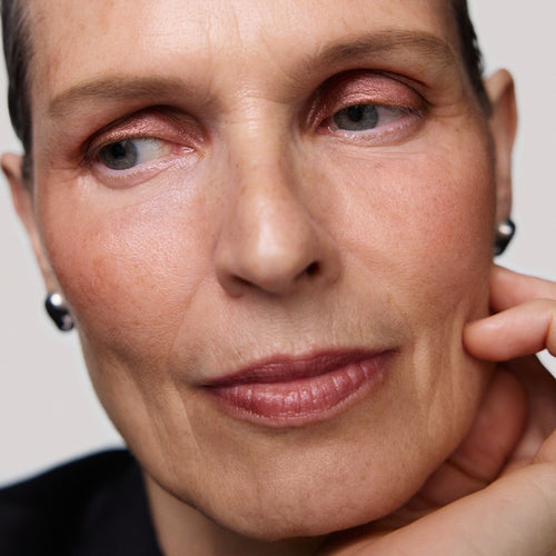Master || Sylke is wearing Solo Shadow Sheen in Matchbook.