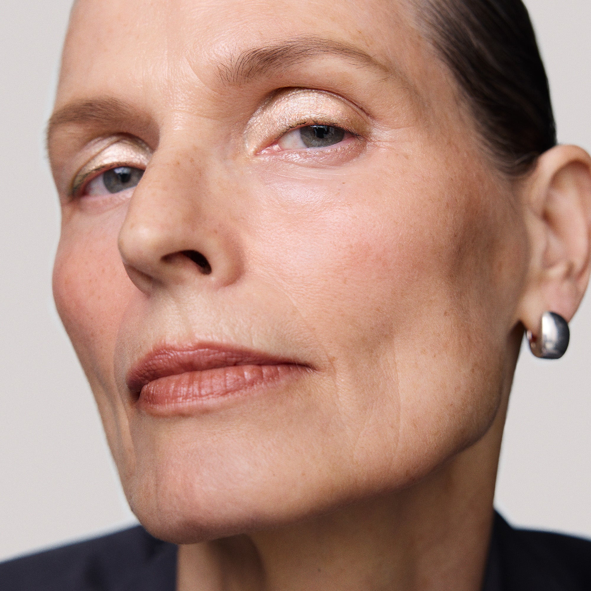 Master || Sylke is wearing Solo Shadow Sheen in Palladium.
