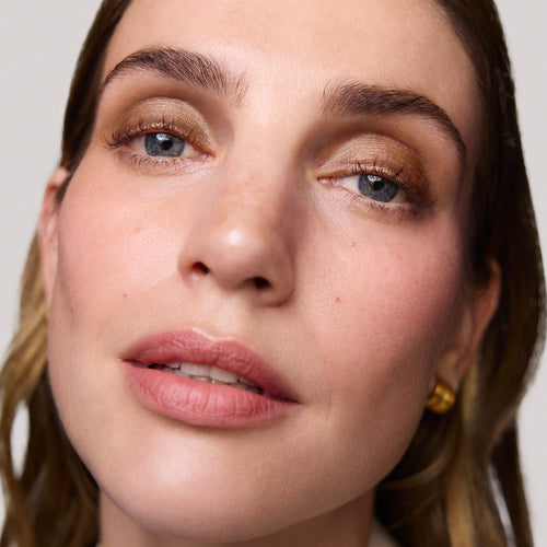 Master || Astrid is wearing Solo Shadow Sheen in Sartorial