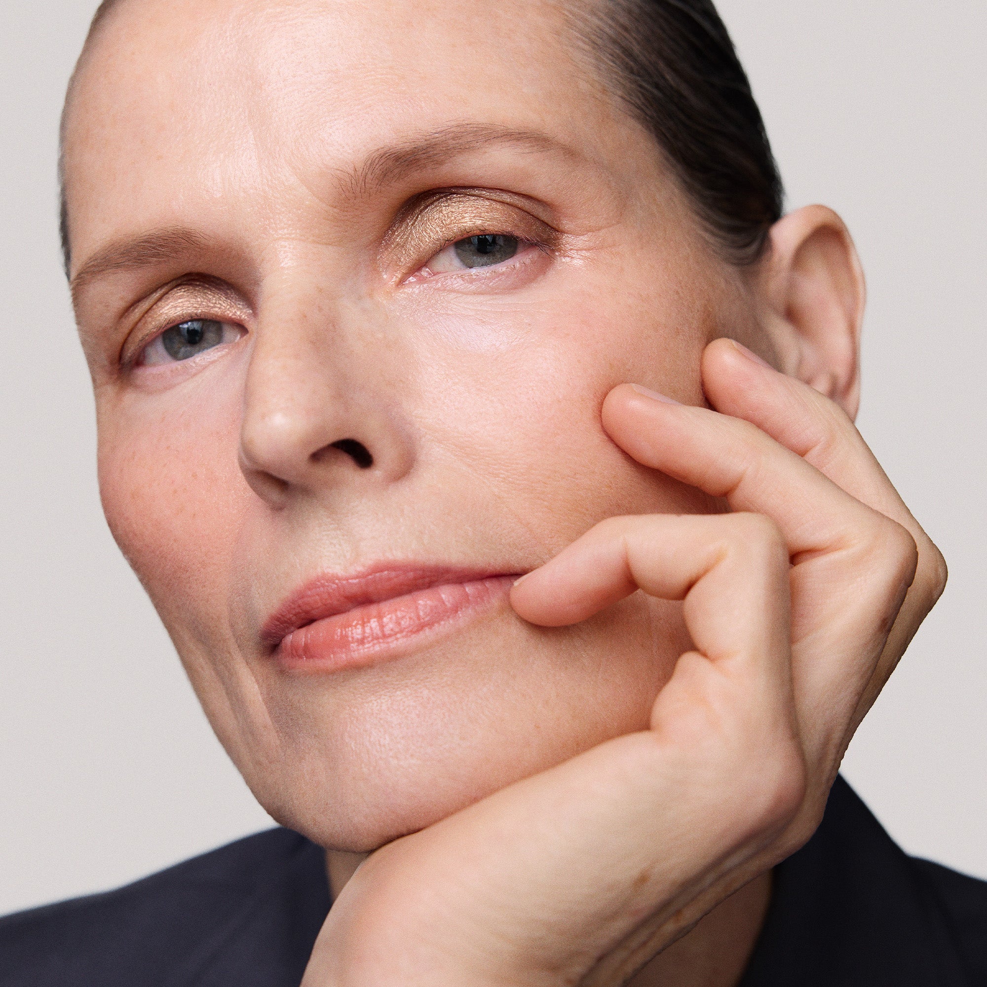 Master || Sylke is wearing Solo Shadow Sheen in Surrealism.