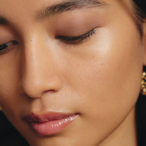 Midcentury | face::medium | Model is wearing Solo Shadow in Shade Midcentury.