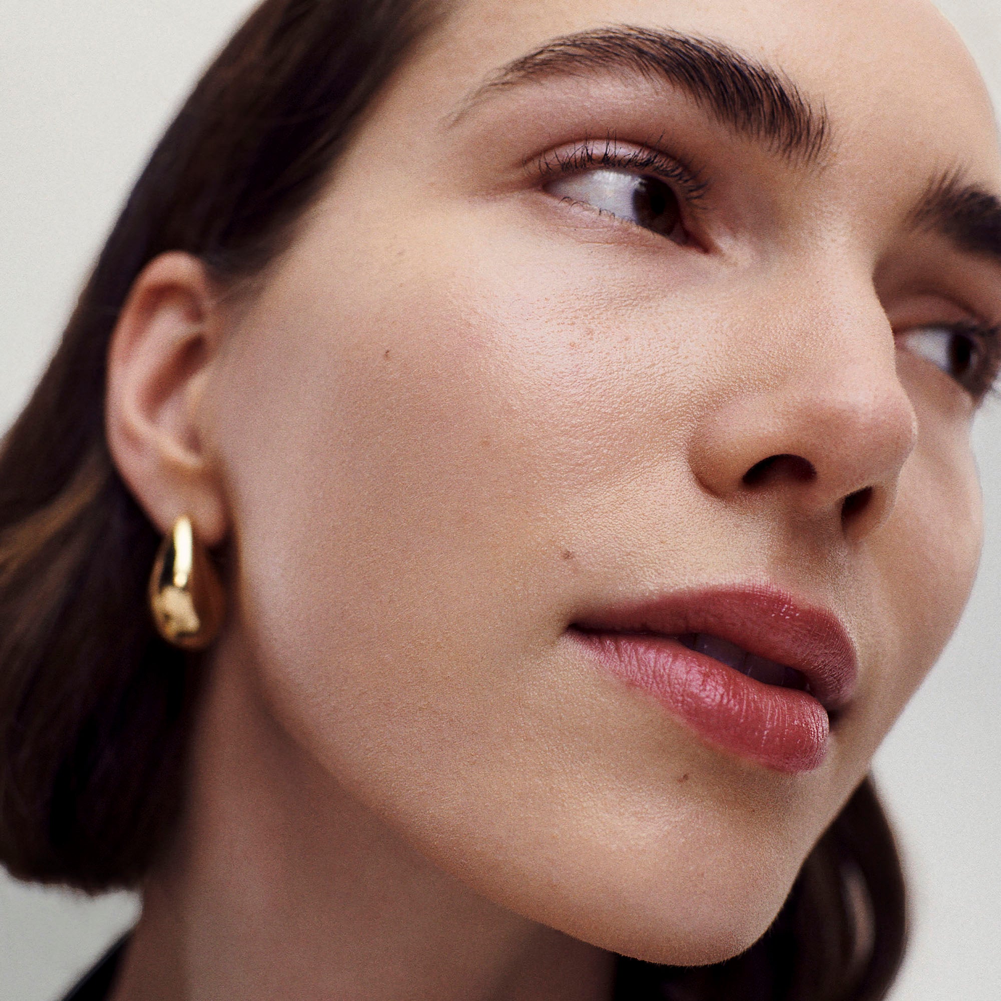 Master ||  Model wears The Minimalist in Sandstone.