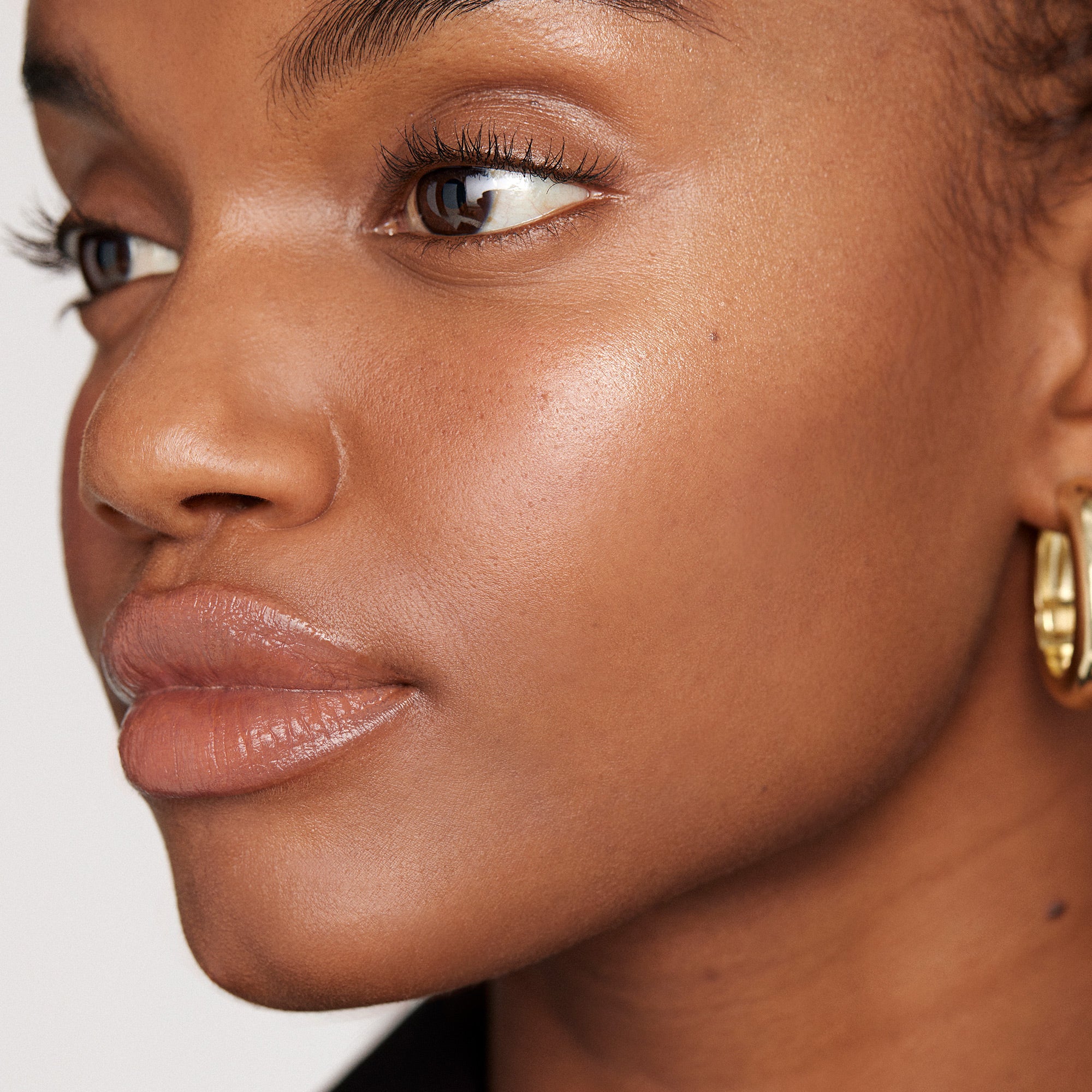 Slip | face::deep | Farhiya wears Signature Lip in Slip