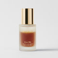 Flacone di Great Skin Instant Glow Serum su sfondo bianco.